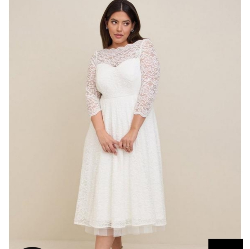 TORRID IVORY TEA LENGTH WEDDING DRESS, SIZE 18